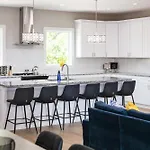 Friends In Skyline Places, 10 Min To Broadway, Perfect For Groups Holiday home Nashville