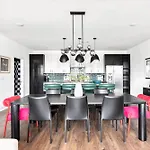 Escape With Skyline Deck And Hot Tub