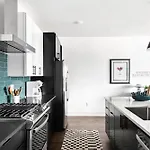 Escape With Skyline Deck And Hot Tub Holiday home