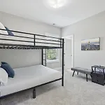 Friends In Skyline Places, 10 Min To Broadway, Perfect For Groups Holiday home