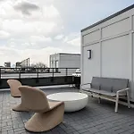 Rooftop Hot Tub & Skyline Views Near Broadway *