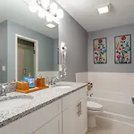 Holiday home 1b Rooftop Deck, 3mi To Broadway, Side By Side Available Nashville