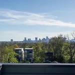 Rooftop Hot Tub & Skyline Views Near Broadway Holiday home *