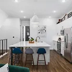 Two Adjacent Homes Sleeps 24 Only 3 Miles To Broadway *