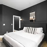 Sleeps 32 Only 10 Minutes To Broadway 4 Side By Side Holiday home