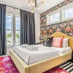 Luxe Group With Hot Tub & Rooftop Lounge