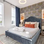 Holiday home Retreat With Hot Tub & Private Garage *