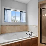 Retreat - Pool/hot Tub/karaoke/theatre + * Nashville