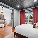 Holiday home Retreat - Pool/hot Tub/karaoke/theatre + *