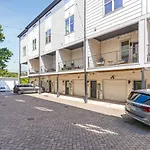 Walk To Vanderbilt And Belmont With Garage And Rooftop Deck Holiday home