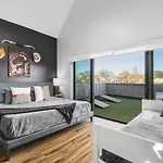 Two Adjacent Homes Sleeps 24 Only 3 Miles To Broadway Nashville