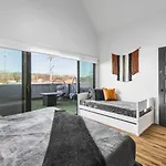 Holiday home Two Adjacent Homes Sleeps 24 Only 3 Miles To Broadway