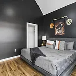 Two Adjacent Homes Sleeps 24 Only 3 Miles To Broadway Holiday home