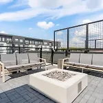 Holiday home Rooftop Fire Pit & Skyline Views Near Broadway