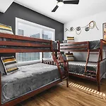 Holiday home Two Adjacent Homes Sleeps 24 Only 3 Miles To Broadway Nashville