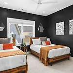 Holiday home Two Neighboring Homes Sleeps 24 Walk To 12 South Nashville