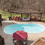 Holiday home Retreat - Pool/hot Tub/karaoke/theatre + Nashville