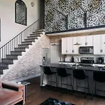 Stylish 2 Penthouse Walk To Shopping, Food, 1 Of 7 Themed Lofts At Cowrite, Find Coffee And Tacos Downstairs, Complimentary Spin Class, Walk To Shopping In 12 South, 10 Minutes To Broadway, Parking, 24 Hr Hospitality Apartment