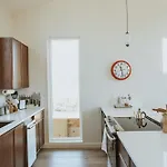 Storybook - Perfect For Couples And Solo Travelers Apartment