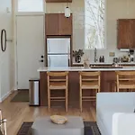 Apartment Storybook - Perfect For Couples And Solo Travelers *