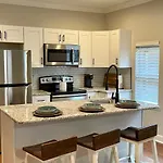 The Jefferson Weekend Haven Prime Location Apartment