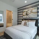 Broadway Breakaway I Rooftop Hottub