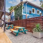 Dolly Apt On Music Row Sleeps 12