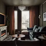 Holiday home Dreamy With Fireplace, Rooftop, Gym, Parking, Sleeps 5 With King Bed, Sleeper Sofa, Hidden Bunk, Shared Rooftop And Gym, Free Dedicated Parking, Minutes To Broadway, Five Points & Grand Ole Opry, 24 Hr Hospitality