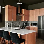 Dreamy With Fireplace, Rooftop, Gym, Parking, Sleeps 5 With King Bed, Sleeper Sofa, Hidden Bunk, Shared Rooftop And Gym, Free Dedicated Parking, Minutes To Broadway, Five Points & Grand Ole Opry, 24 Hr Hospitality Nashville