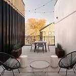 Holiday home Dreamy With Fireplace, Rooftop, Gym, Parking, Sleeps 5 With King Bed, Sleeper Sofa, Hidden Bunk, Shared Rooftop And Gym, Free Dedicated Parking, Minutes To Broadway, Five Points & Grand Ole Opry, 24 Hr Hospitality *