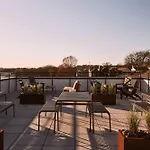 Dreamy With Fireplace, Rooftop, Gym, Parking, Sleeps 5 With King Bed, Sleeper Sofa, Hidden Bunk, Shared Rooftop And Gym, Free Dedicated Parking, Minutes To Broadway, Five Points & Grand Ole Opry, 24 Hr Hospitality Holiday home *