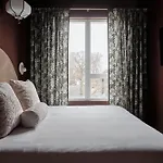 Holiday home Dreamy With Fireplace, Rooftop, Gym, Parking, Sleeps 5 With King Bed, Sleeper Sofa, Hidden Bunk, Shared Rooftop And Gym, Free Dedicated Parking, Minutes To Broadway, Five Points & Grand Ole Opry, 24 Hr Hospitality Nashville