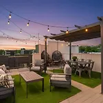 Rooftop Deck And Rec Minutes To Dwntn Holiday home