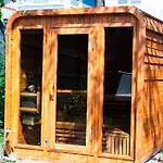 Luxury Spa Retreat Sauna, Hot Tub And Fire Pit