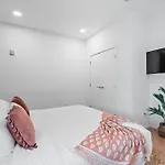 Luxury 2-bd, 2-bth Downtown Riverfront, Park Free Holiday home *