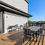 Apartment Only 4 Miles To Broadway With Free Parking And Tvs In Bedrooms *