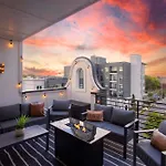 2 Adjacent Luxury Homes Rooftop Decks & Game Holiday home Nashville