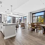 Luxurious Downtown-2 Bed 2 Bath Corner 2m Holiday home Nashville