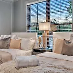 New Bright Modern Townhome With Rooftop & Garage *