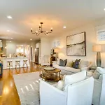 Walk To 12 South Getaway With Outdoor Dining! Holiday home *