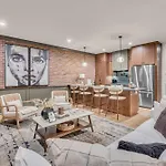 New 2 Luxe Townhomes With Rooftops Sleeps 24 Holiday home