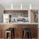 Luxurious Downtown Corner Views 2 Bed 2bath 61 *
