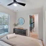 Holiday home New Bright Modern Townhome With Rooftop & Garage Nashville