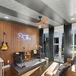 Holiday home Iconic Ryman Revival - Pews Murals & Karaoke *