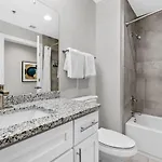 Luxurious Downtown-2 Bed 2 Bath Corner 2m Holiday home