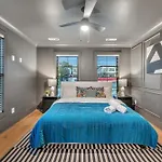 New 2 Luxe Townhomes With Rooftops Sleeps 24 Holiday home *