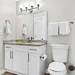 Luxurious Downtown-2 Bed 2 Bath Corner 2m Holiday home