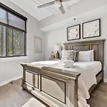 Luxurious Downtown-2 Bed 2 Bath Corner 2m Holiday home Nashville