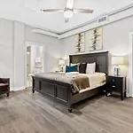 Luxurious Downtown-2 Bed 2 Bath Corner 2m Holiday home *