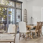 Luxurious Downtown-2 Bed 2 Bath Corner 2m Holiday home Nashville